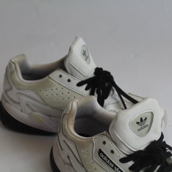 Women's Adidas Retro Fit Sneakers U.S. Size 6 - Preloved - Picture 7 of 16